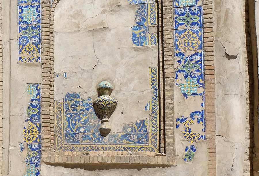 Медресе Абдуллазиз-хана. XVII в. Фрагмент декора двора.