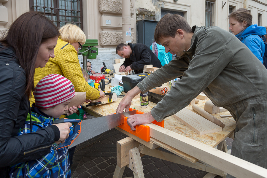 Андрей Андреев помогает осваивать детям ручной труд