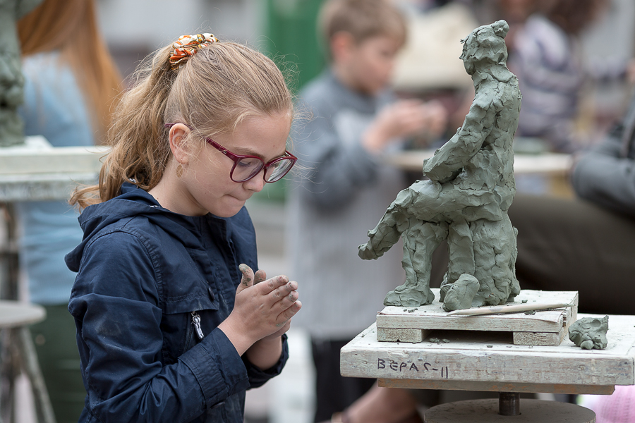 Юный скульптор за работой во время фестиваля «Соляной городок – город мастеров»