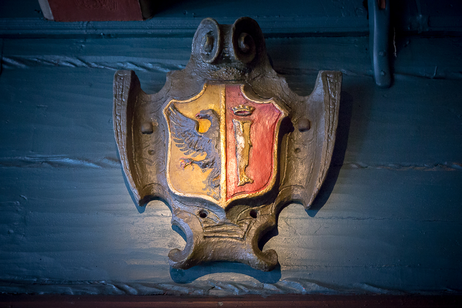 Герб в купеческом доме города Берген. Норвегия