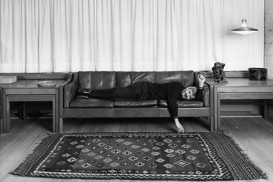 Достаточно ширины 222 сантиметра: Бёрге Могенсен тестирует дома, лежа на прототипе своего «посольского дивана». Фото: © Børge Mogensens Tegnestue