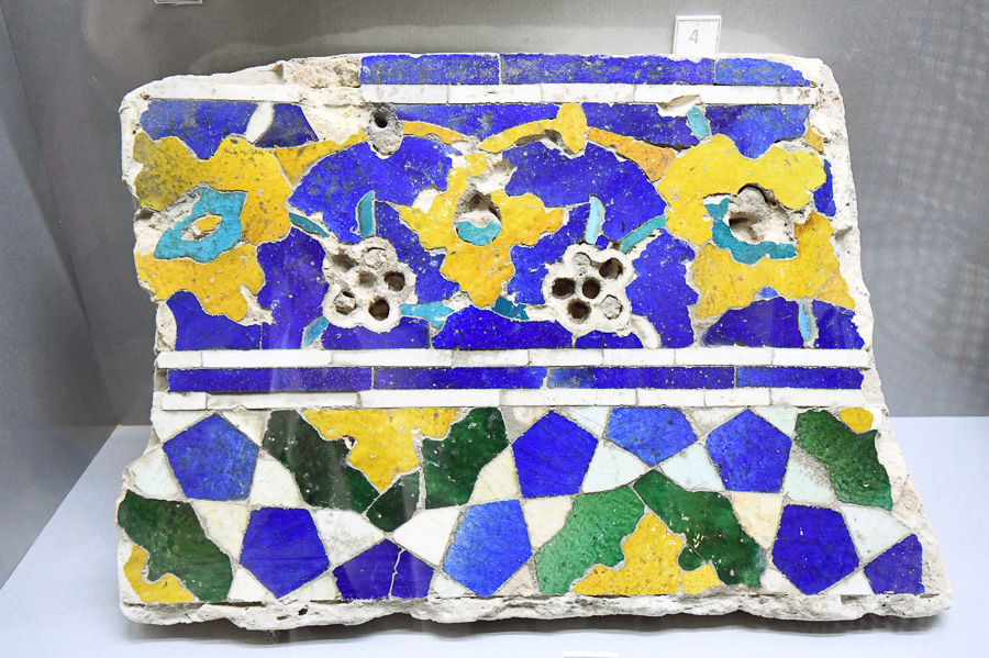 Фрагмент керамической мозаики XVI-XVII вв.. музей Архитектуры. Бухара