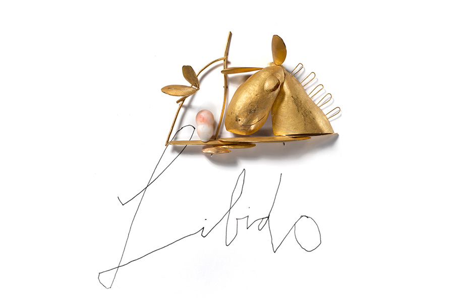 Манфред Бишоф. «Либидо»2012, брошь, золото, коралл, Частная коллекция США, Фото © Federico Cavicchioli