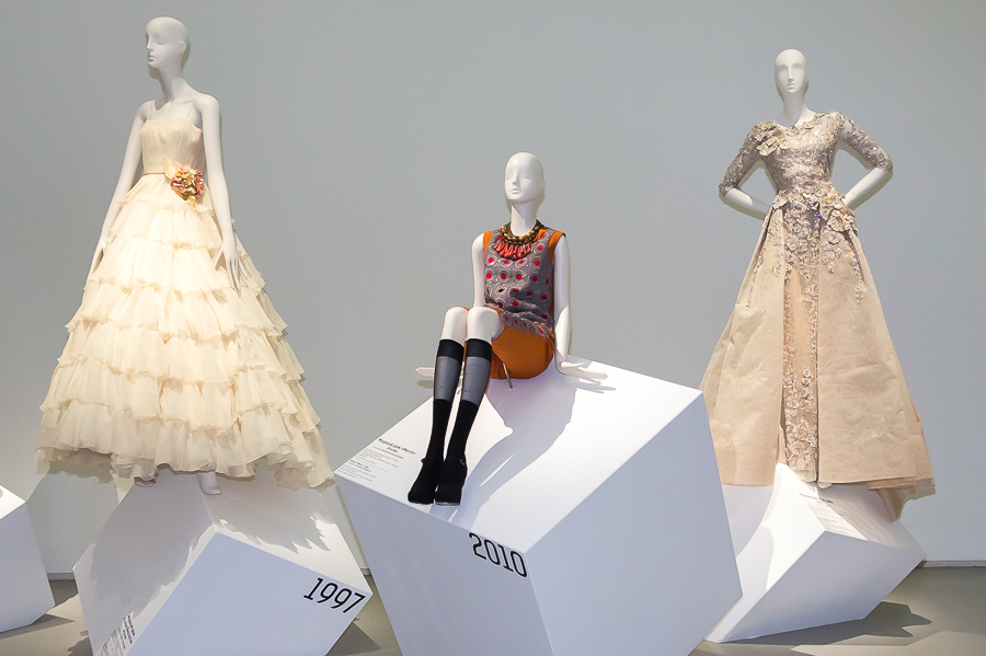 23 ноября в Главном Штабе Эрмитажа открылась выставка «Тонкие материи: Мода 1988-2018».