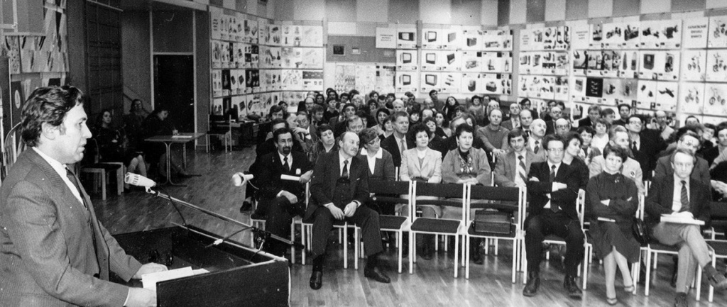 А.Печкин выступает с отчётом ЛФ ВНИИТЭ на годовой балансовой конференции, в первом ряду слева С.А.Гарибян. Гостиница «Прибалтийская», 80-е годы. 