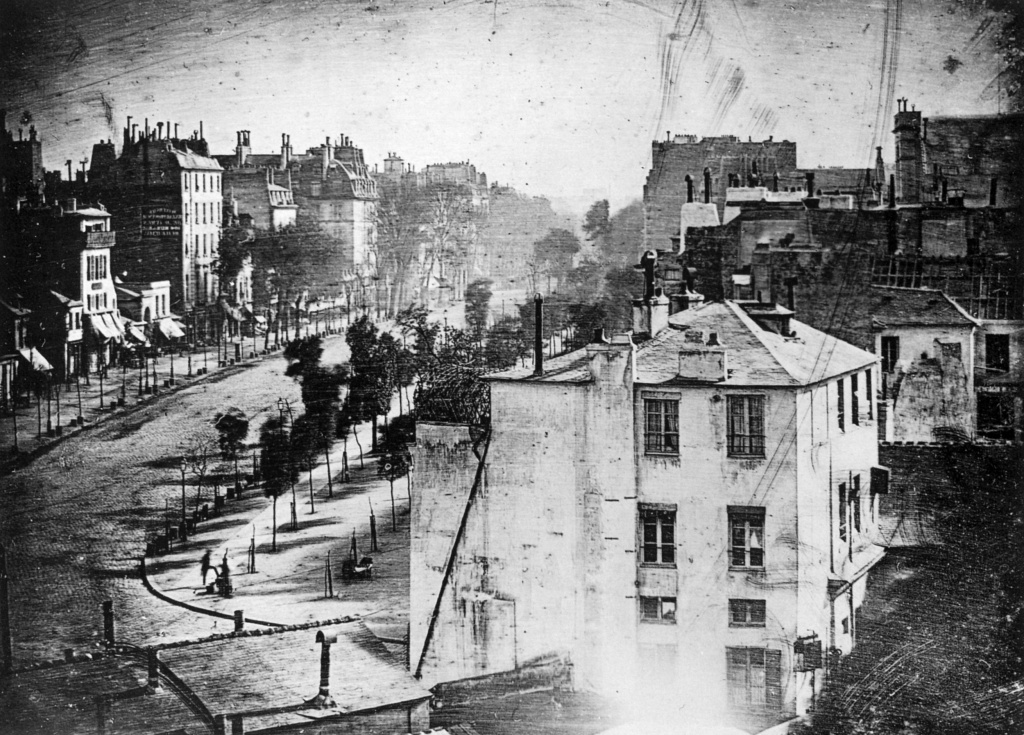 Бульвар Тампль, Париж. 1838 г. Дагеротипия. Первое фотоизображение человека.