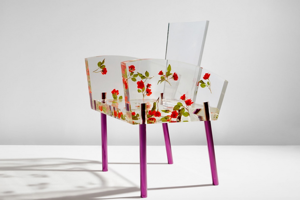 Сиро Курамата. Кресло «Мисс Бланш» спроектировано в 1988 г., выполнено до 1991 г. Акриловая смола, синтетические розы, анодированный алюминий.