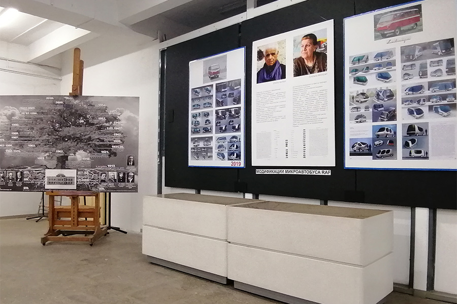 Главный стенд экспозиции, представляющий дизайн-программу модификации микроавтобуса РАФ, разработанную совместно С. Мирзоян и Д. Азриканом в 2019 году 