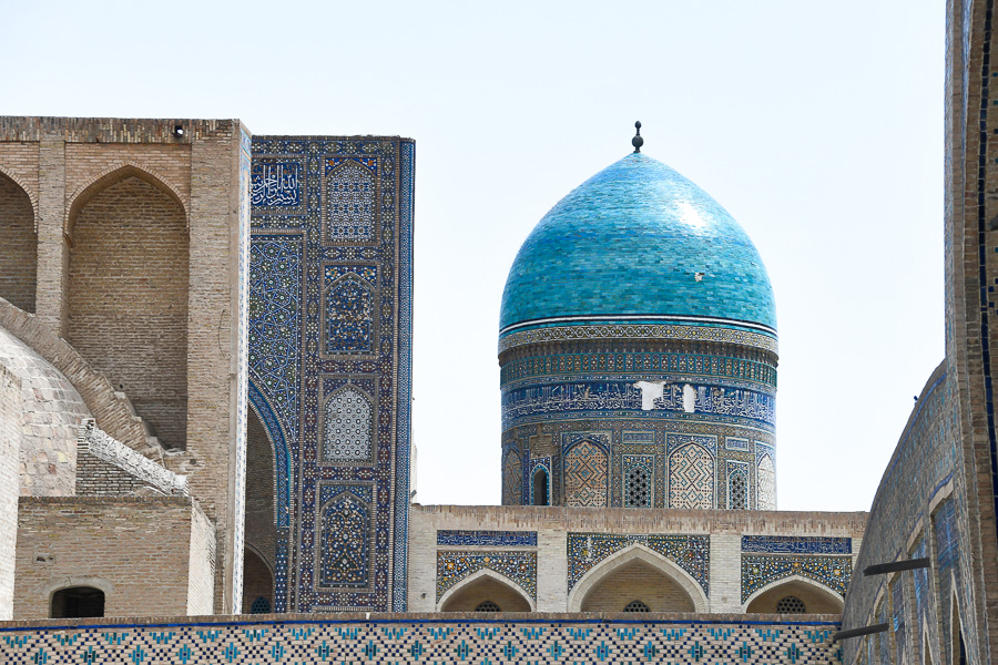 Вид на Айван и купол медресе Мири Араб из двора мечети Калян.
