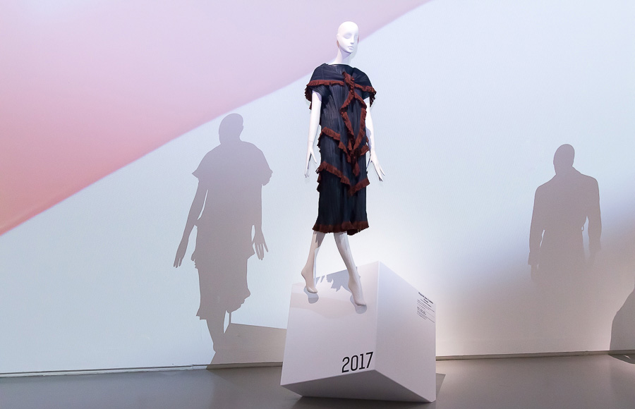 С 23 ноября 2018 года в Главном штабе Государственного Эрмитажа работает выставка «Тонкие материи. Мода 1988 – 2018», посвященная мировой моде последних тридцати лет