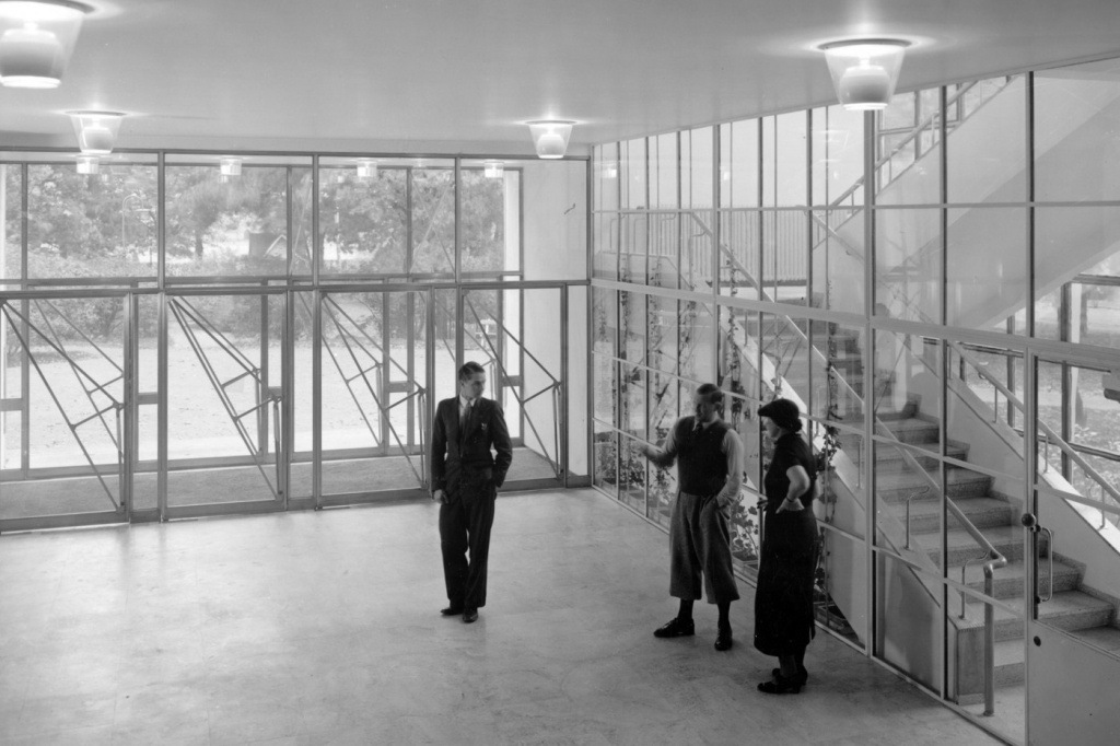 Архитекторы Аарне Эрви и Алвар и Айно Аалто в вестибюле Выборгской библиотеки. Фото: Густав Велин © Фонд Алвара Аалто.