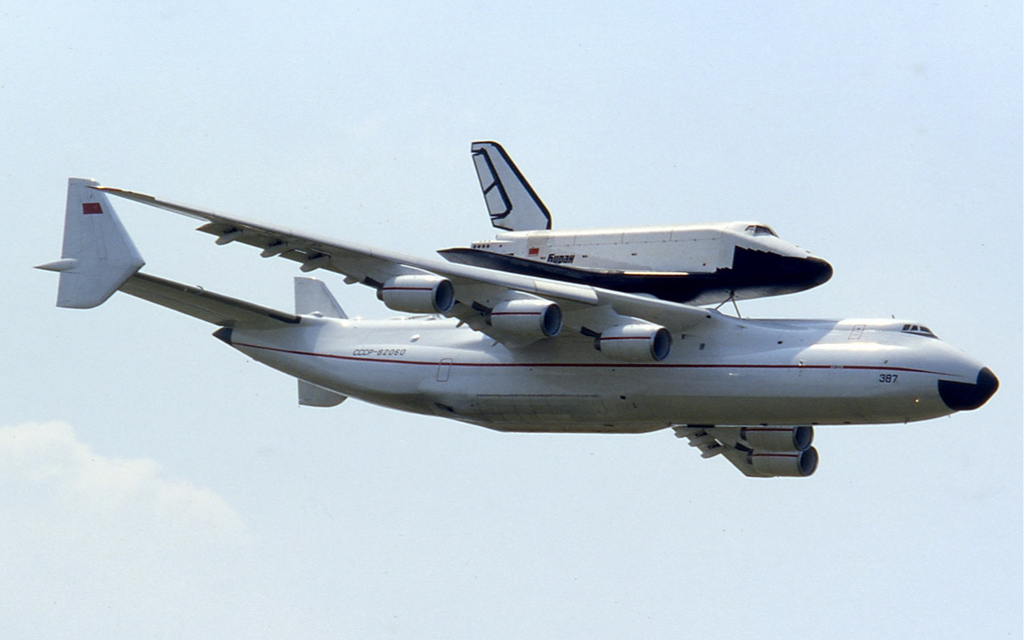 Советский самолет Ан-225 с многоразовым орбитальным кораблем «Буран» на борту на Парижском авиасалоне 17 июня 1989 года