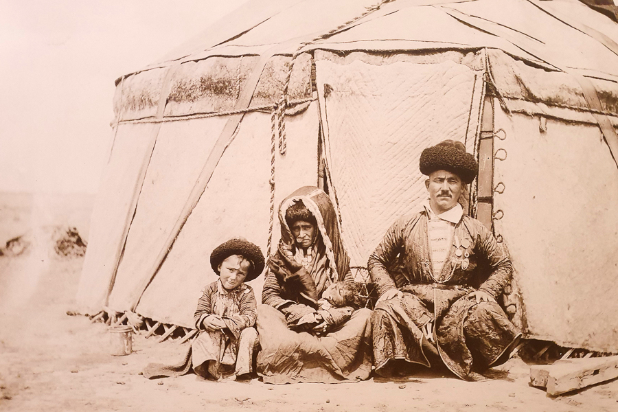 Семья туркменов у юрты. Фотоархив РЭМ
