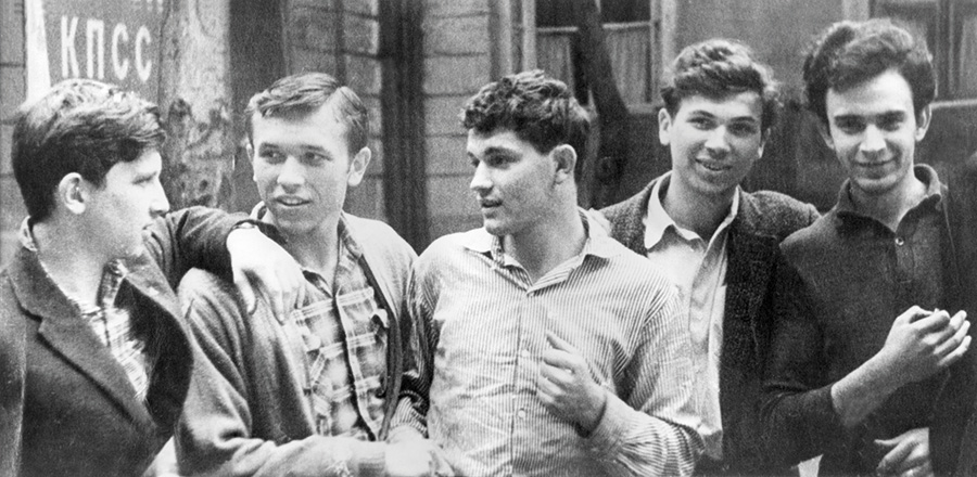 Виктор Боковня (в центре) со своими друзьями. Л. Гервиц, В. Афонин, В. Маляренко, В. Непомнящий (слева-направо) 1963 г.