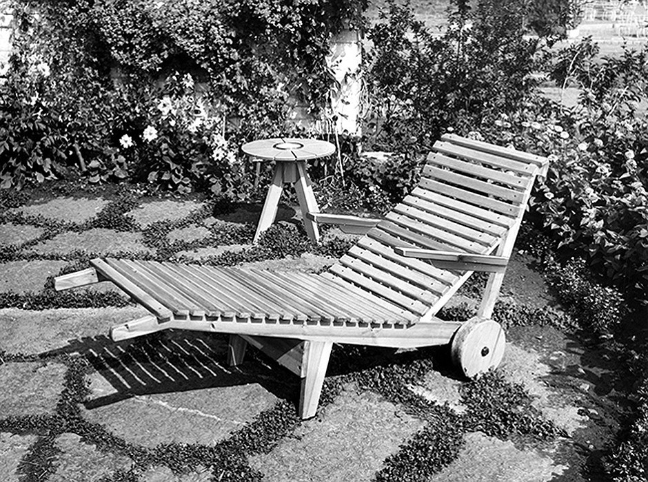 Шезлонг для сада, дизайн Айно Аалто для Виллы Майреа. Садовый столик, дизайн Айно и Алвара Аалто, 1938-1939.