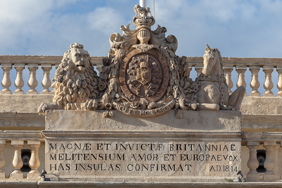 Гербовое изображение на зданиии в городе Валетта. Мальта