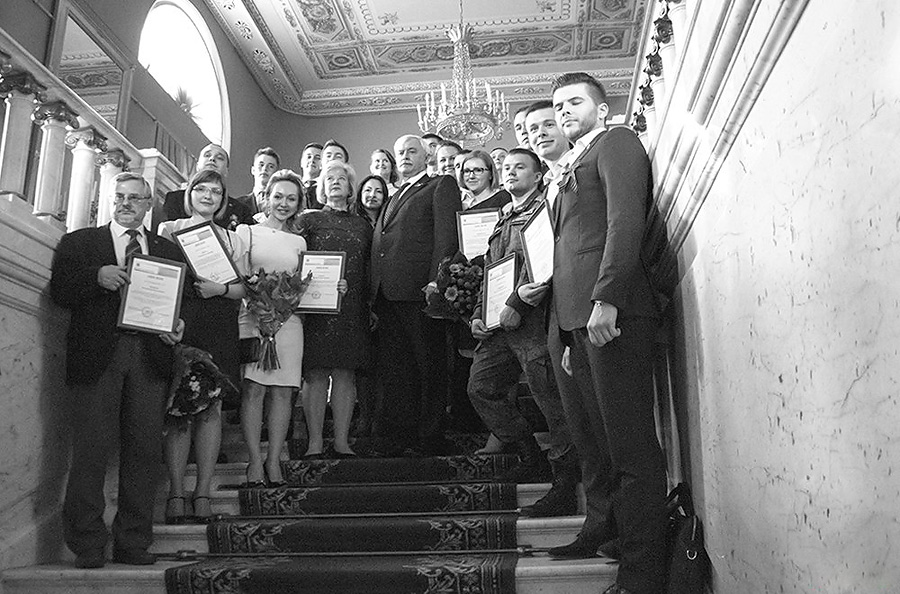Петербуржцам, проявившим себя в профессиональной или общественной работе, награды вручал губернатор Санкт-Петербурга.