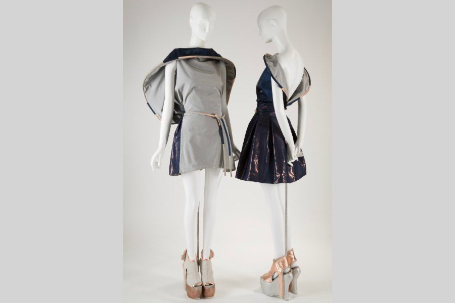 Два авангардных платья, автор Алексей Сорокин (марка «Homo Consommatus»), выставка «Global Fashion Capitals» в Нью-Йоркском институте технологии и моды, вошедшие в постоянноу коллекцию музея FIT, Нью-Йорк, 2015