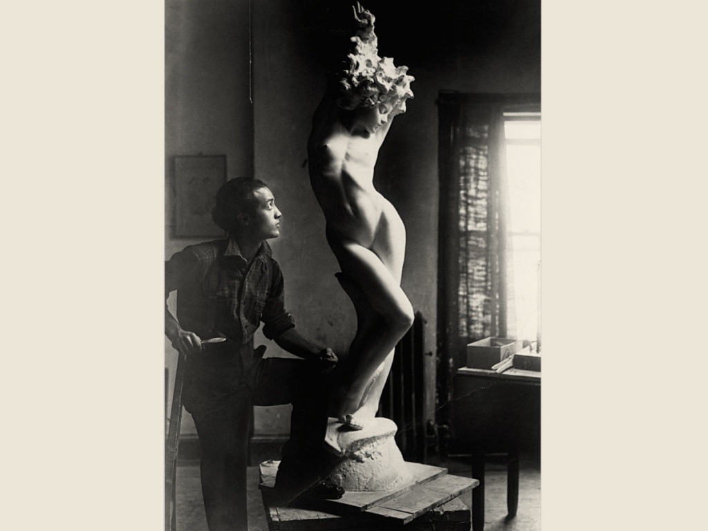 Исаму Ногучи рядом со скульптурой «Ундина», 1926. 