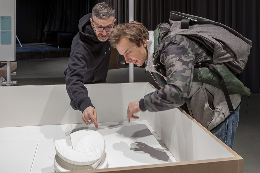 Боремир Бахарев представил серию работ «Абстрактная топография» на выставке «Антарктида. Объект 1». Из серии работ «Абстрактная топография». «Явные движения» в арт-пространстве «ДК Громов».