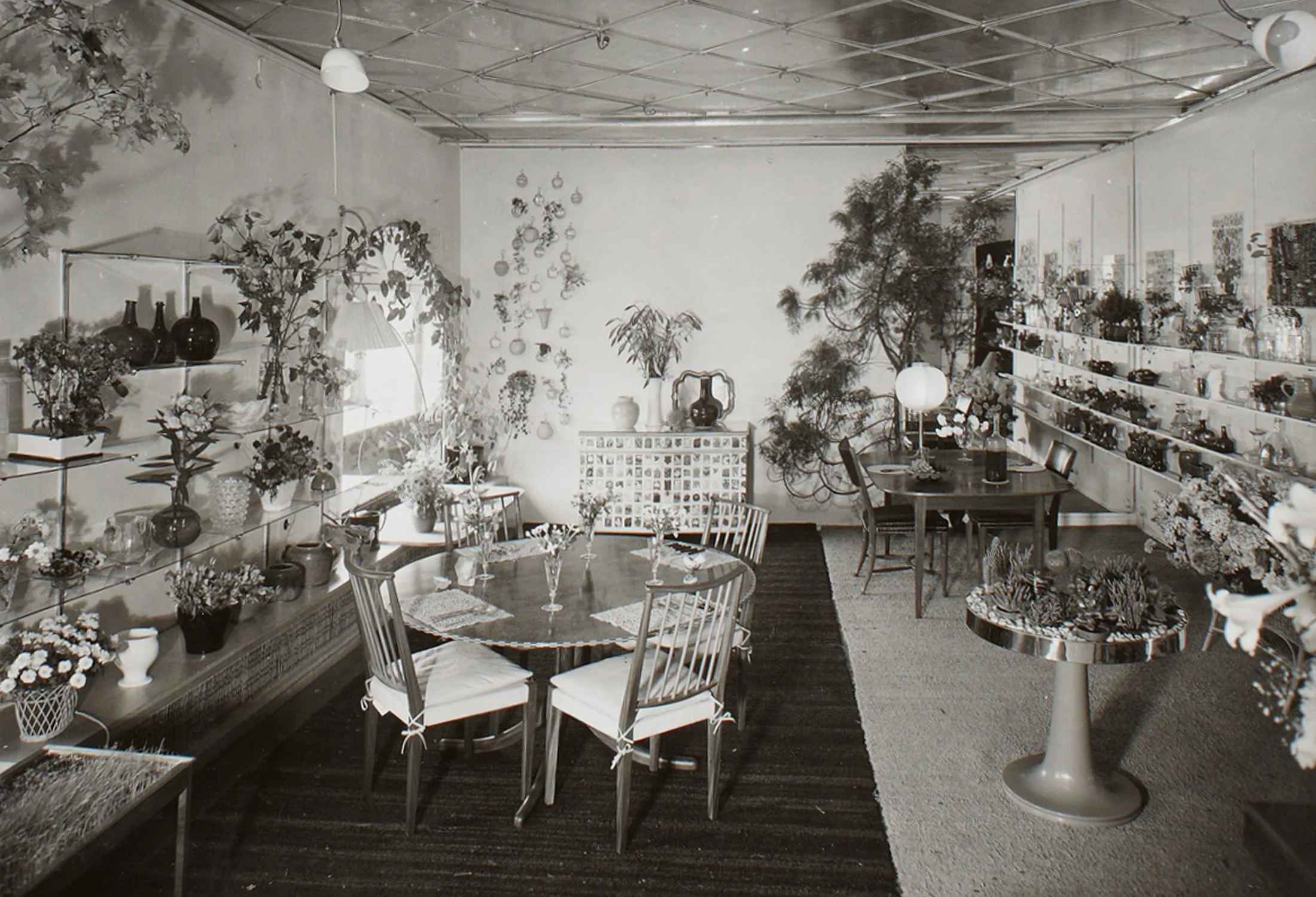 Выставка «100 ваз с цветами» в Svenskt Tenn, 1940 год.