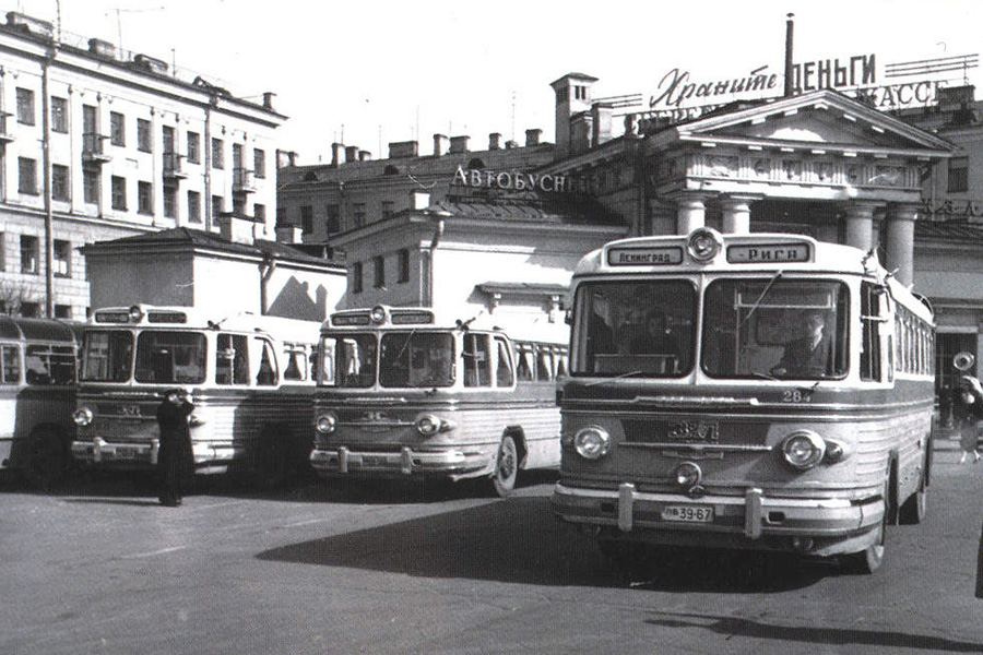 В 1957 году в Ленинграде на площадь Мира (ныне Сенная площадь) в здании «Караульного дома» был открыт автобусный вокзал для обслуживания пассажиров дальних рейсов.
